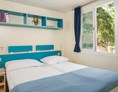 Glampingunterkunft: Schlafzimmer mit Ehebett - Mobilheim Superior auf Lanterna Premium Camping Resort
