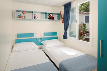Glampingunterkunft: Kinderzimmer mit zwei Betten - Mobilheim Superior auf Lanterna Premium Camping Resort