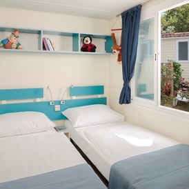 Glampingunterkunft: Kinderzimmer mit zwei Betten - Mobilheim Superior auf Lanterna Premium Camping Resort