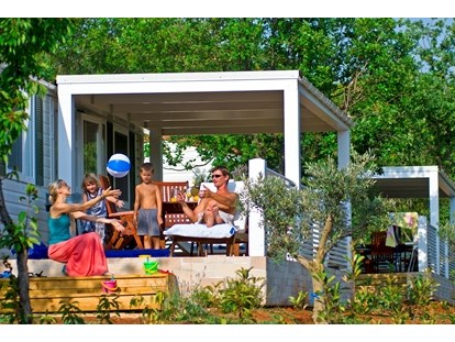 Luxuscamping - Mobilheim auf Camping Lanterna - Lanterna Premium Camping Resort - Mobilheim Istrian Village Premium 