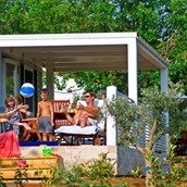 Luxuscamping: Mobilheim auf Camping Lanterna - Mobilheim Istrian Village Premium auf Camping Resort Lanterna