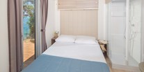 Luxuscamping - Istrien - Schlafzimmer mit Doppelbett - Lanterna Premium Camping Resort - Valamar Mobilheim Premium Vista Mare auf Lanterna Premium Camping Resort