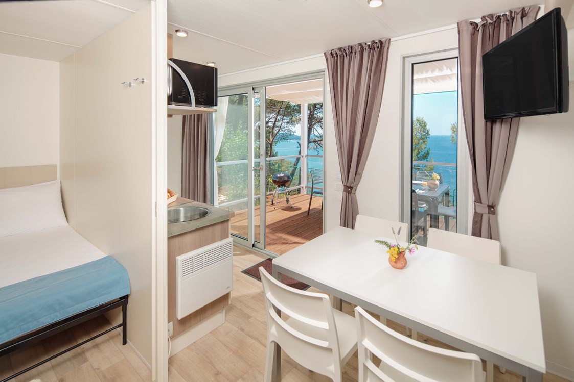 Glampingunterkunft:  Wohnzimmer mit Satelliten-TV - Mobilheim Premium Vista Mare auf Lanterna Premium Camping Resort