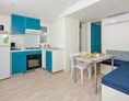 Glampingunterkunft: geräumige und gut ausgestattete Küche (Mikrowelle, Elektroherd) - Lanterna Premium Camping Resort - Mobilheim Family 