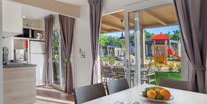 Luxuscamping - eine zusätzliche Schlafsofa, Satelliten-TV und Klimaanlage - Mobilheim Mediterannean Garden Premium auf Lanterna Premium Camping Resort