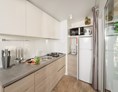 Glampingunterkunft: Voll ausgestattete Küche (Mikrowelle/E-Herd) - Mobilheim Mediterannean Garden Premium auf Lanterna Premium Camping Resort