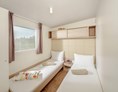 Glampingunterkunft: Kinderschlafzimmer mit 2 Einzelbetten - Mobilheim Mediterannean Garden Premium auf Lanterna Premium Camping Resort
