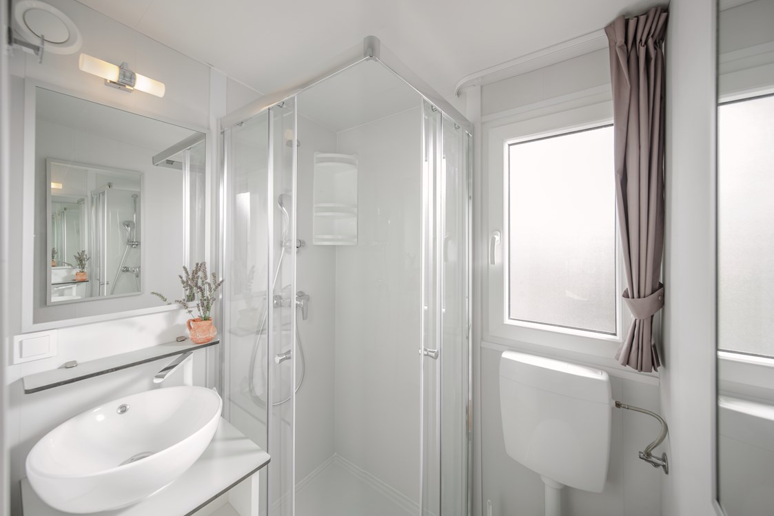 Glampingunterkunft: 2 Badezimmer mit Dusche - Mobilheim Mediterannean Garden Premium auf Lanterna Premium Camping Resort
