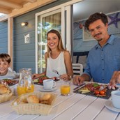 Luxuscamping: Frühstück mit der Familie in der Natur
 - Lanterna Premium Camping Resort - Mobilheime Marine Premium Family 