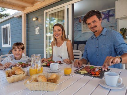 Luxuscamping - Frühstück mit der Familie in der Natur
 - Lanterna Premium Camping Resort - Mobilheime Marine Premium Family 