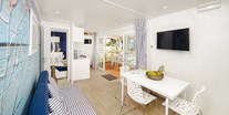 Luxuscamping - Wohnraum mit Schlafsofa und LCD-SAT-TV - Lanterna Premium Camping Resort - Mobilheime Marine Premium Family 