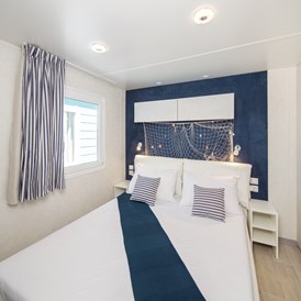 Glampingunterkunft: Schlafzimmer mit Doppelbett - Lanterna Premium Camping Resort - Mobilheime Marine Premium Family 