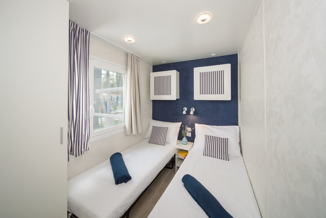 Glampingunterkunft: 2 Kinderzimmer mit 2 Einzelbetten
 - Lanterna Premium Camping Resort - Mobilheime Marine Premium Family 
