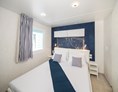 Glampingunterkunft: Schlafzimmer mit Doppelbett - Mobilheim Marine Premium Family auf Lanterna Premium Camping Resort