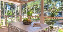 Luxuscamping - Großzügige und überdachte Terrasse mit Grill - Lanterna Premium Camping Resort - Marine Premium Mobilheime