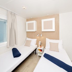 Glampingunterkunft: Kinderzimmer mit 2 Einzelbetten - Lanterna Premium Camping Resort - Marine Premium Mobilheime
