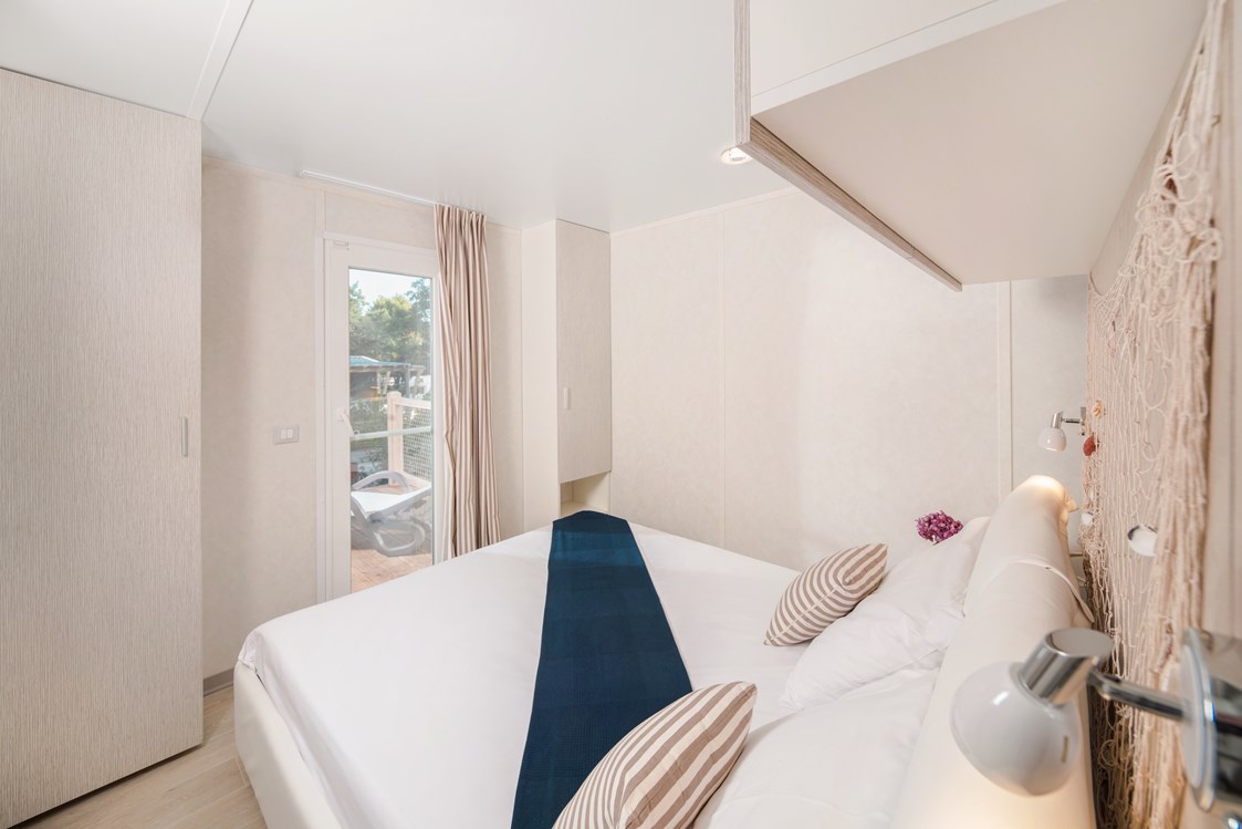 Glampingunterkunft: Schlafzimmer mit Doppelbett - Lanterna Premium Camping Resort - Marine Premium Mobilheime