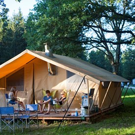 Glamping: Zelt Toile & Bois - Aussenansicht - Camping Huttopia Versailles