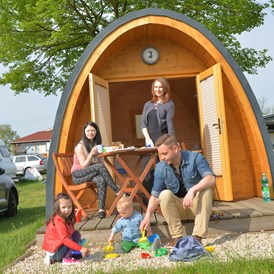 Glamping: Familie spielt vor ECLU - Campingplatz Gunzenberg
