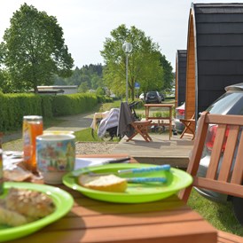 Glamping: Frühstück auf der Sonnenterrasse vorm ECLU - Campingplatz Gunzenberg