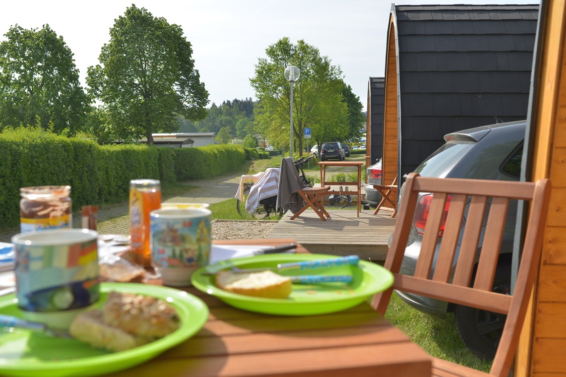 Glamping: Frühstück auf der Sonnenterrasse vorm ECLU - Campingplatz Gunzenberg