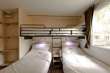 Glamping: Zimmer mit drei Einzelbetten - Camping Bijela Uvala - Suncamp
