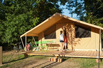 Glamping: Zelt Toile & Bois Classic V - Aussenansicht  - Camping Huttopia Oléron Les Chênes Verts