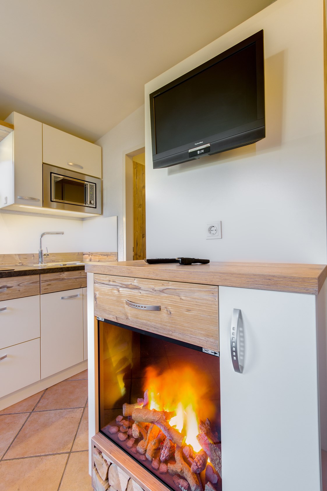 Glamping: Chalet Wohnraum mit artifical fire place - Camping Brunner am See