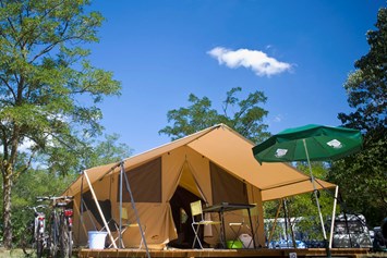 Glamping: Zelt Toile & Bois Classic IV - Aussenansicht - Camping Huttopia Les Chateaux