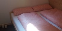 Luxuscamping - Schlafen im Hol-Igloo 
Das Schlafzimmer mit einem gemütlichen Doppelbett. 160x200 cm - Vollmershof