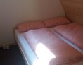 Glamping: Schlafen im Hol-Igloo 
Das Schlafzimmer mit einem gemütlichen Doppelbett. 160x200 cm - Vollmershof