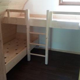 Glamping: Das Kinderzimmer mit extra eingebauten Betten. 
Auf dem Foto fehlen natürlich noch die Matratzen! :-) 
Maße 80x200cm - Vollmershof