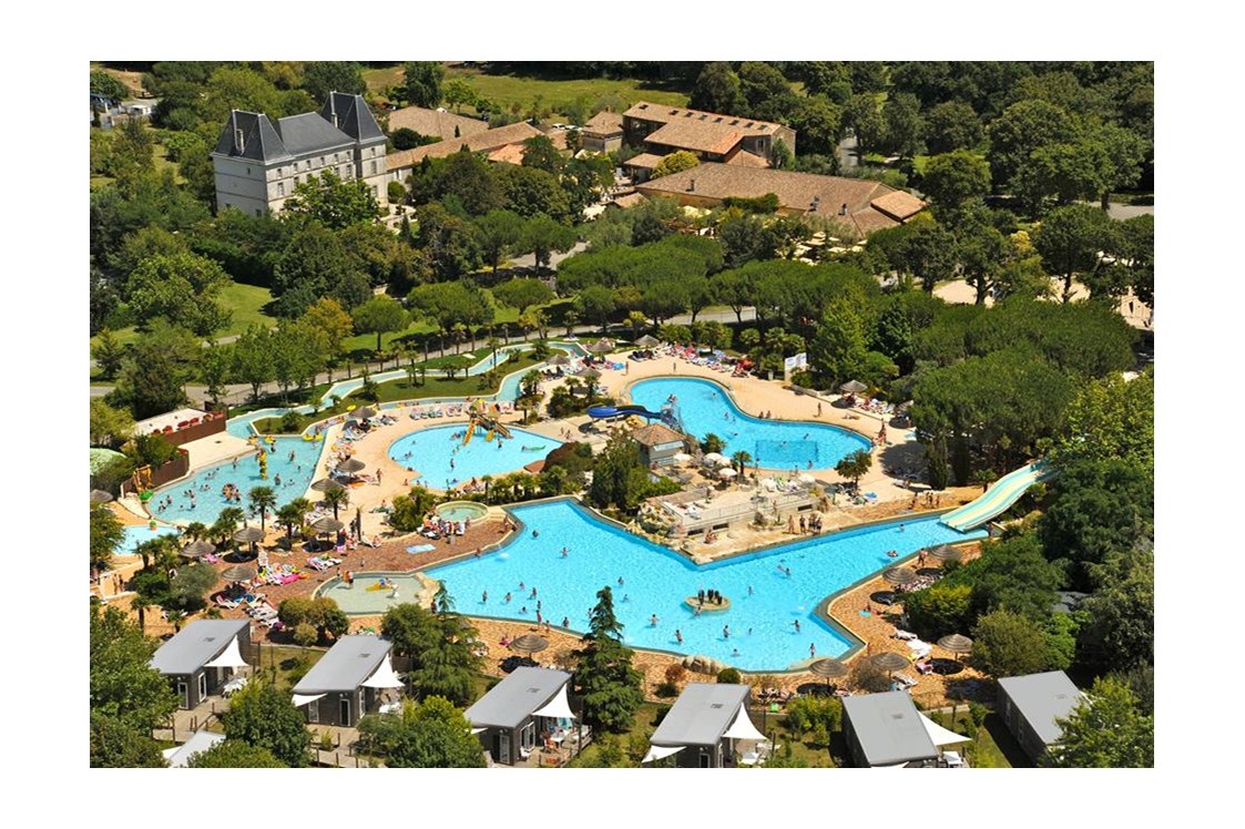 Glamping: Schwimmparadies, 2 000 m² Wasser, geräumige Terrassen, 4 Schwimmbäder wovon drei beheizt,  Rutschen, ein Jacuzzi, Springbrunnen, ein Kinderwasserspielplatz, ein Fluss und Aquabar, unser schönes Schwimmbäderkomplex ist ein Paradies für die ganze Familie. - Séquoia Parc