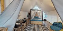 Luxuscamping - Lakeside romantic Tent Schlafzimmer mit Doppelbett, Schlafcouch und Essbereich - Lakeside Petzen Glamping Resort