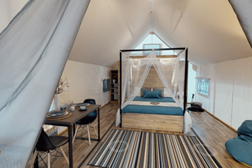 Glamping: Lakeside romantic Tent Schlafzimmer mit Doppelbett, Schlafcouch und Essbereich - Lakeside Petzen Glamping Resort