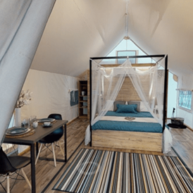 Glamping: Lakeside romantic Tent Schlafzimmer mit Doppelbett, Schlafcouch und Essbereich - Lakeside Petzen Glamping Resort