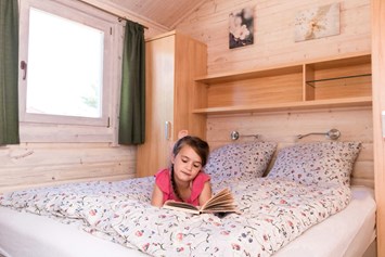 Glamping: Schlafzimmer mit Doppel-Boxspringbett im Ferienhäuschen - Ostseecamping Ferienpark Zierow