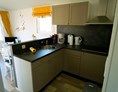 Glamping: Küche mit Kühlschrank, Ceranfeld und allem was für einen Aufenthalt notwendig ist. - Ostseecamp Seeblick
