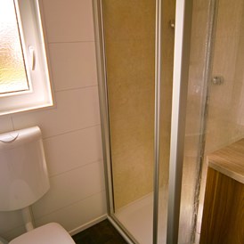 Glamping: Modernes Bad mit Dusche, WC und Waschgelegenheit. - Ostseecamp Seeblick