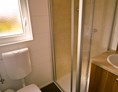 Glamping: Modernes Bad mit Dusche, WC und Waschgelegenheit. - Ostseecamp Seeblick