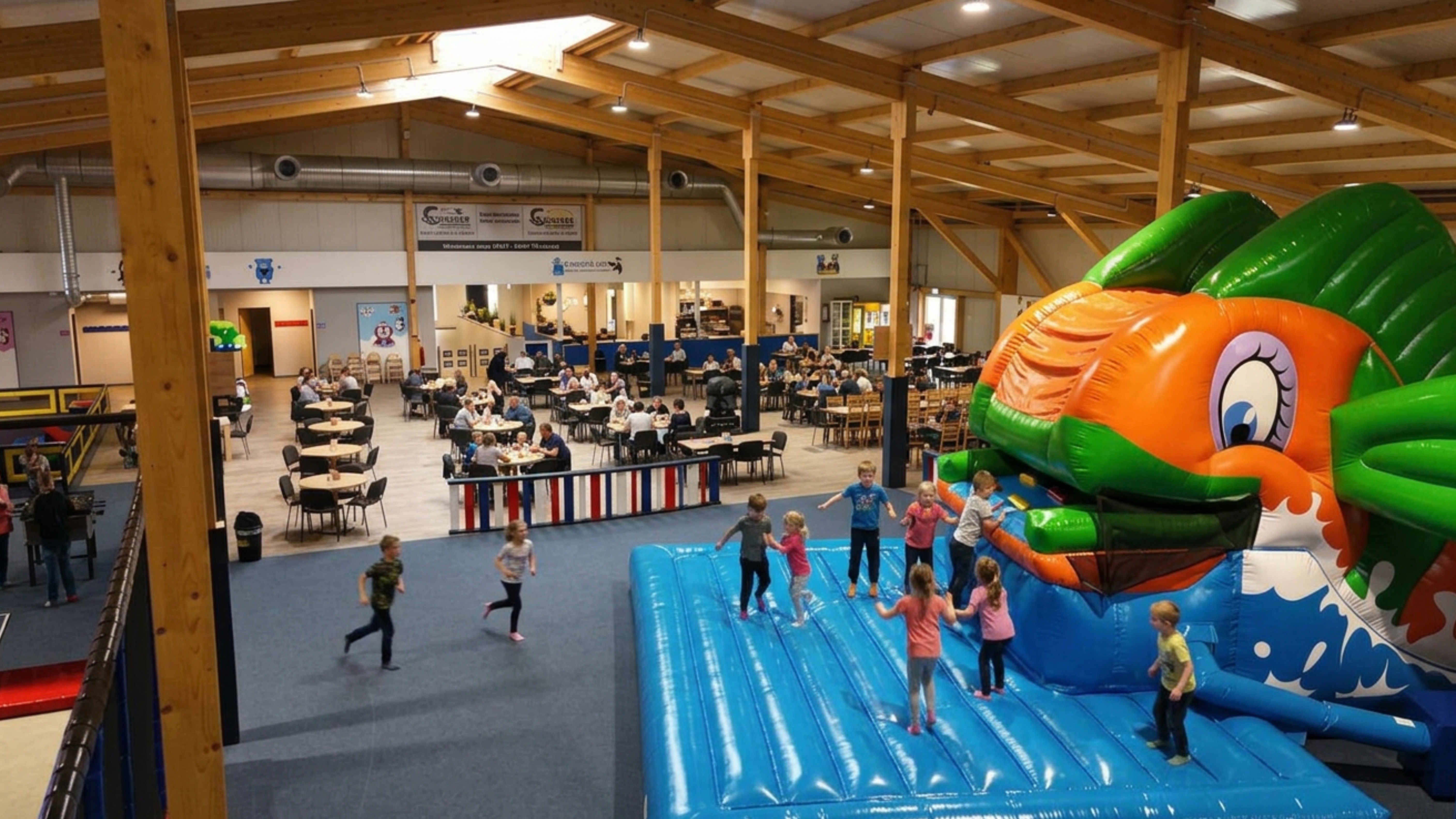 Glamping: Die Indoorspielewelt Kinnerkram beim Campingplatz am Emsdeich in Ostfriesland nahe der Nordsee, direkt zwischen Papenburg und Leer. Urlaub in der Natur mit der ganzen Familie! - Freizeitpark "Am Emsdeich"