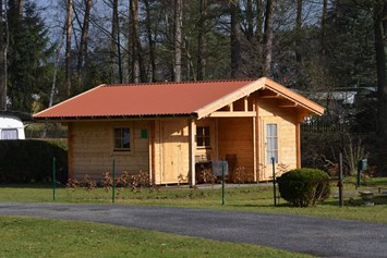 Glamping: Hütte Grün in der Wintersonne  - Camping Zum Oertzewinkel