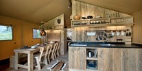 Luxuscamping - Wohn-, Koch-, und Essbereich Safari-Lodge-Zelt "Rhino"  - Nature Resort Natterer See