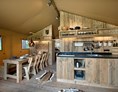 Glamping: Wohn-, Koch-, und Essbereich Safari-Lodge-Zelt "Rhino"  - Nature Resort Natterer See