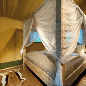 Glamping: Schlafzimmer Safari-Lodge-Zelt "Rhino"  - Nature Resort Natterer See