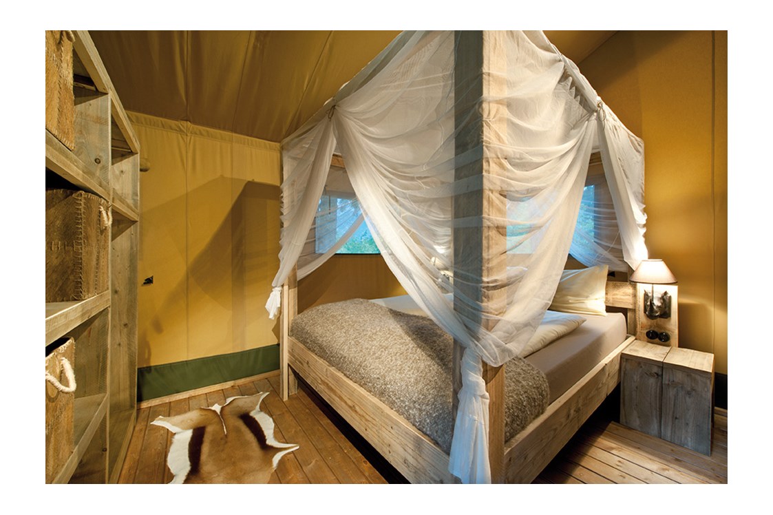 Glamping: Schlafzimmer Safari-Lodge-Zelt "Rhino"  - Nature Resort Natterer See