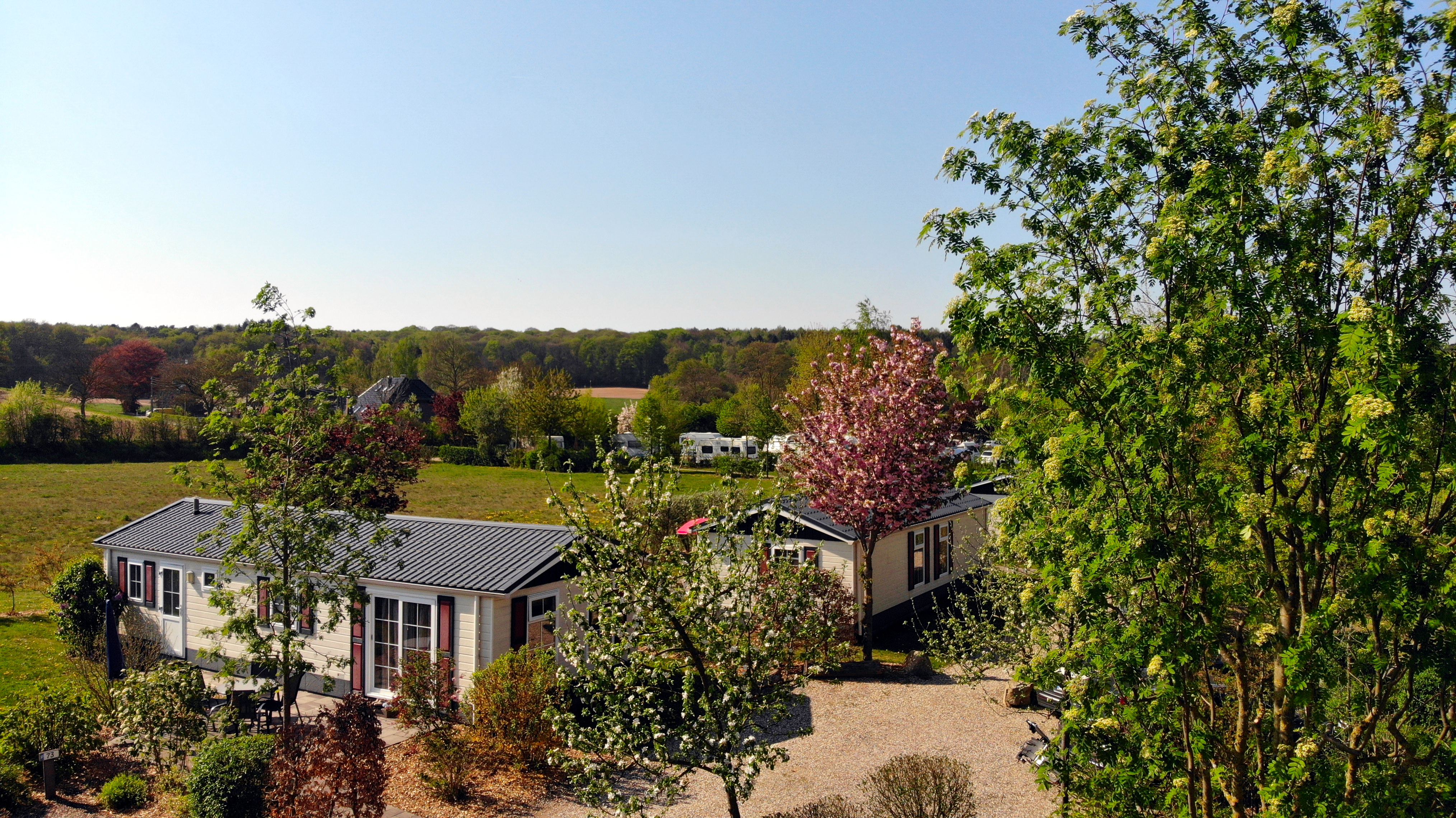 Luxe kamperen - Spielplatz - Niederrhein - Außenansicht unserer Landhaus Chalets ©Campingpark Kerstgenshof - Campingpark Kerstgenshof