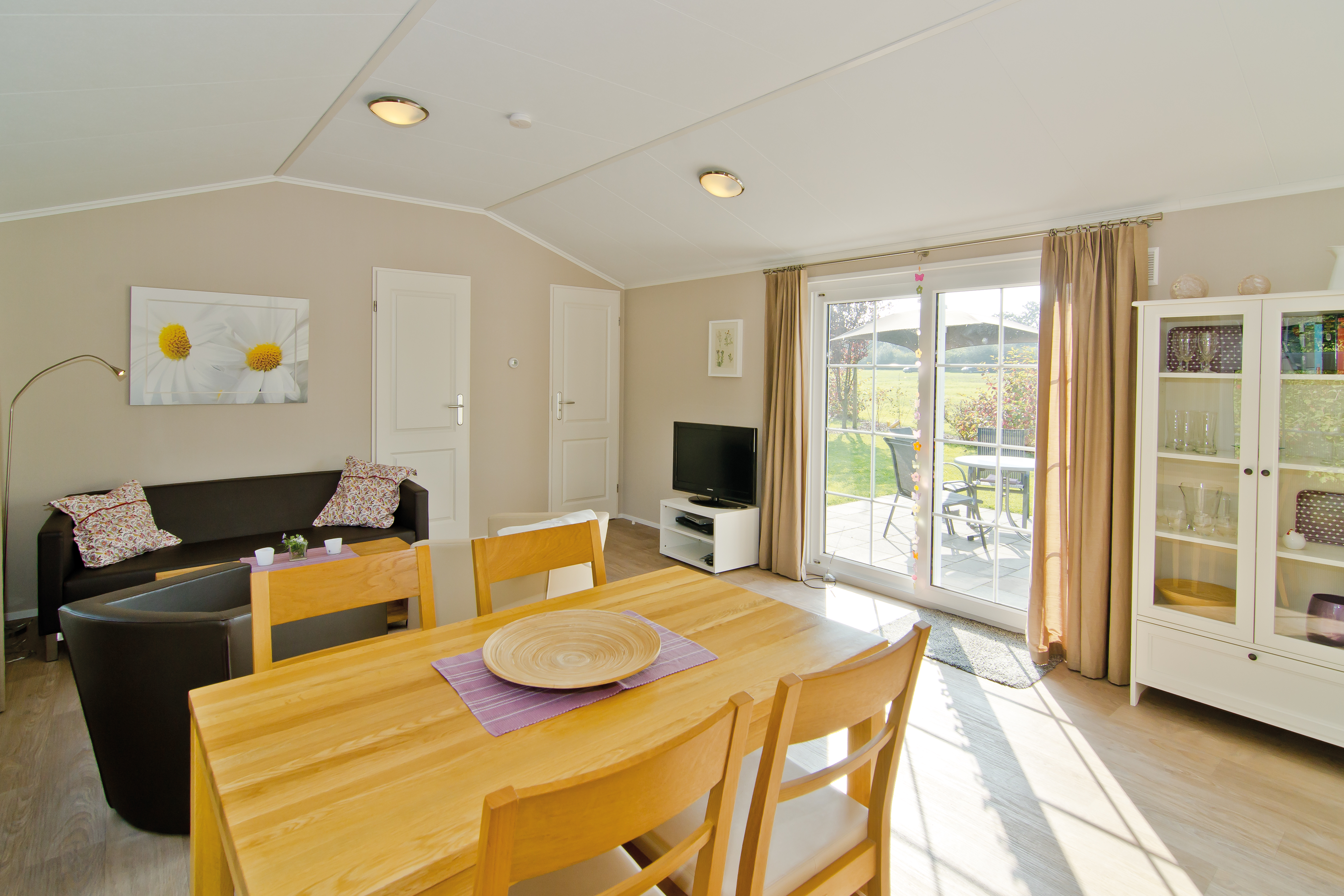 Luxe kamperen - Spielplatz - Niederrhein - großzügiger Wohnraum im Landhaus Chalet für Paare ©Campingpark Kerstgenshof - Campingpark Kerstgenshof