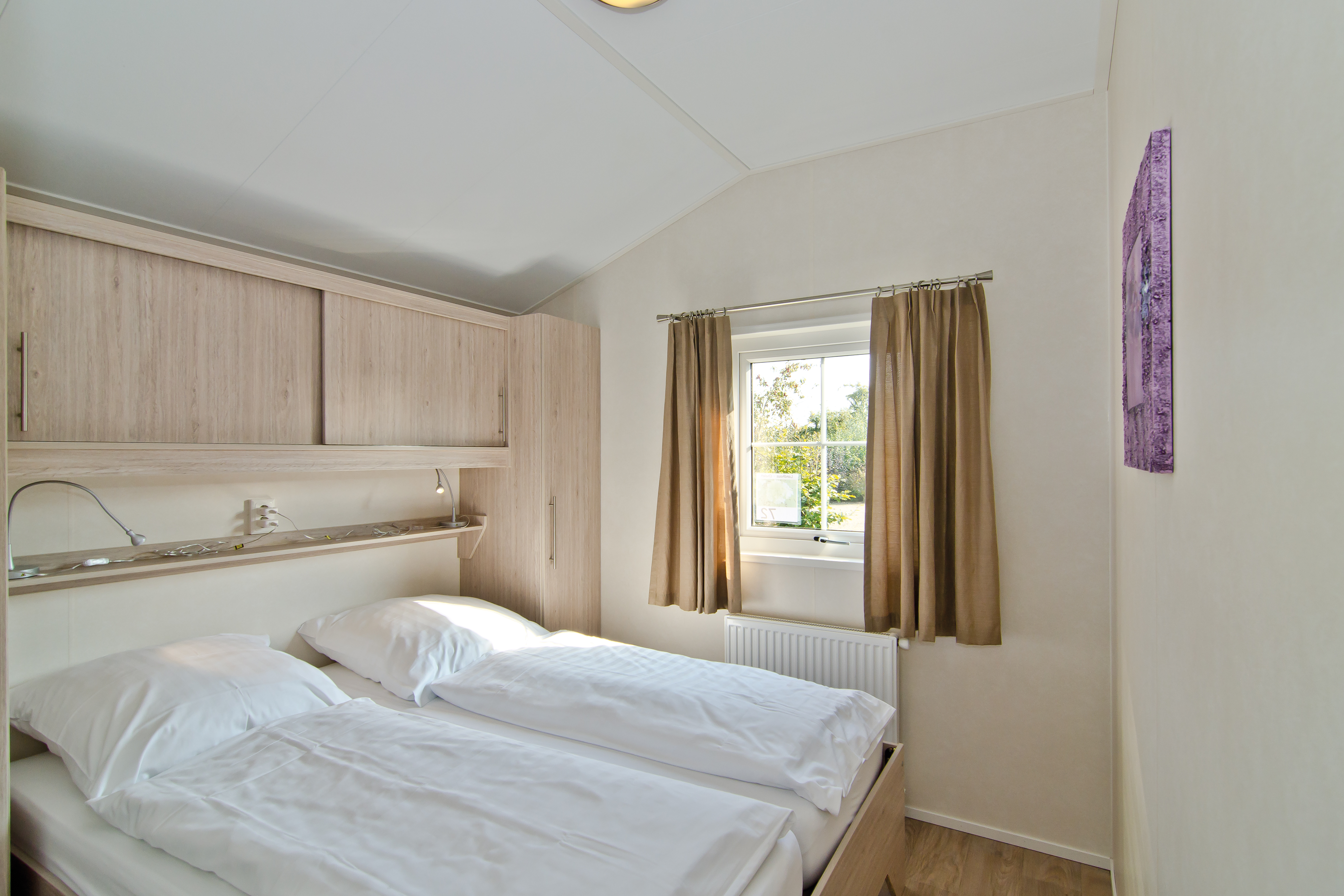 Luxe kamperen - Spielplatz - Niederrhein - Ein Schlafzimmer im Landhaus Chalet für Paare ©Campingpark Kerstgenshof - Campingpark Kerstgenshof