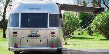 Luxuscamping - Airstream Außenansicht Camping Ca'Savio / Cavallino - Camping Ca' Savio